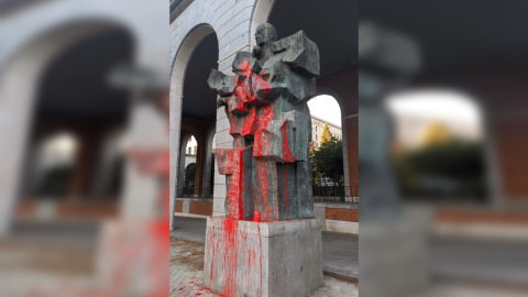 Estatua vandalizada.