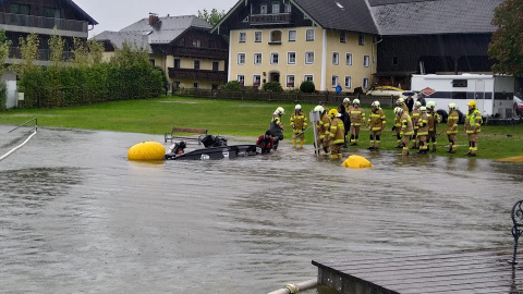 Los servicios de salvamento acuático de Obertrum y Seeham fueron llamados para recuperar los barcos en el lago Obertrum en Austria, a 15 de septiembre de 2024.