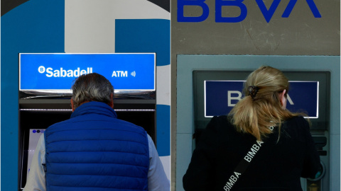 Montaje de dos personas operando en sendos cajeros automáticos de Banco Sabadell, en Madrid (izq.), y del BBVA, en Bilbao (der.)