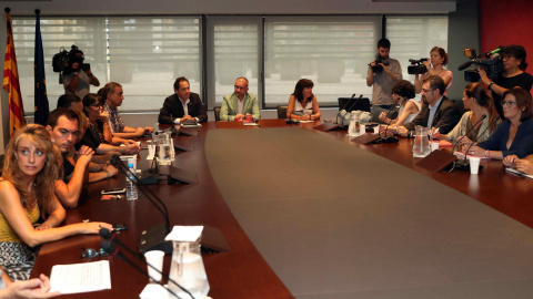 Imagen de la nueva reunión en el departamento de Trabajo de la Generalitat, entre la empresa Eulen y los trabajadores de los controles de seguridad del Aeropuerto de Barcelona- El Prat. EFE/Toni Albir