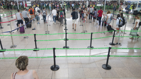 Vista de los accesos al control de seguridad del Aeropuerto de Barcelona-El Prat durante los paros del lunes. EFE/Quique García