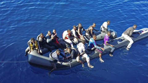 Migrantes en una embarcación neumática en las costas de Ceuta el 19 de febrero del 2016. EFE