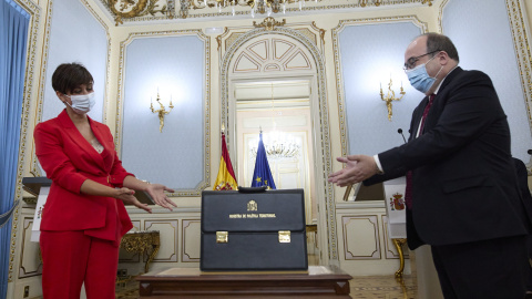 La nueva ministra Portavoz y de Política Territorial, Isabel Rodríguez, recibe la cartera ministerial de su predecesor, Miquel Iceta, en el Ministerio de Política Territorial