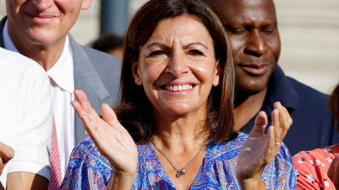 La alcaldesa de París, Anne Hidalgo, aplaude mientras asiste a una ceremonia con la delegación paralímpica francesa, frente al ayuntamiento en París, Francia, el 6 de septiembre de 2021.