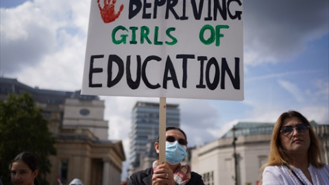 Participantes sostienen pancartas mientras participan en una manifestación contra los talibanes y muestran su apoyo a la resistencia de Afganistán, a 12 de septiembre de 2021, en Londres.