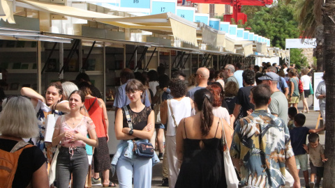 Gent passejant per La Setmana del Llibre en Català