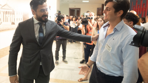 El agitador y eurodiputado Alvise Pérez saluda a su llegada al acto de acatamiento a la Constitución de los candidatos proclamados electos, a 1 de julio de 2024.