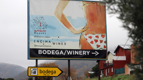 Cartel de la bodega berciana Encima Wines, ubicada en Molinaseca (León)