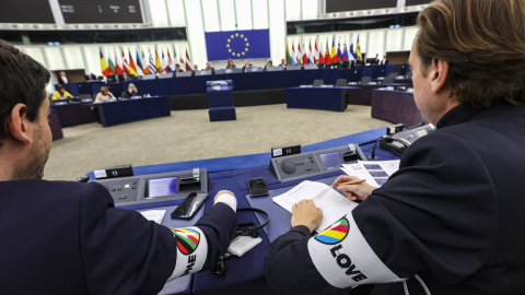 Dos diputados del Parlamento Europeo con brazaletes de "One Love" mientras participan en una sesión de votación sobre una resolución que critica la situación de los derechos humanos en Qatar, en el Parlamento Europeo.