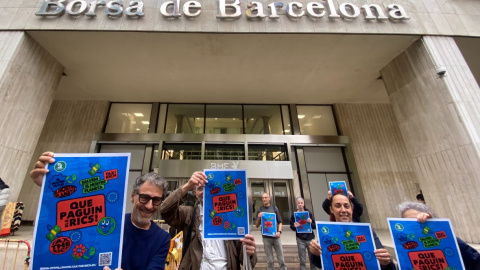 16/09/2024 - Activistes de la Plataforma per una Fiscalitat Justa davant la Borsa de Barcelona.