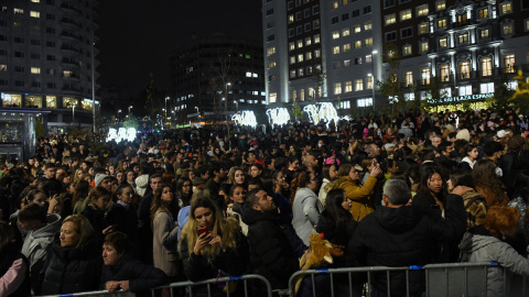 24/11/2022.- Cientos de personas en el acto de encendido del alumbrado de Navidad en la Plaza de España. Fernando Sánchez / Europa Press