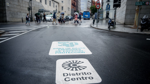 Una señal en el suelo marca la Zona de Bajas Emisiones de Especial Protección (ZBEDEP) en la ciudad de Madrid.