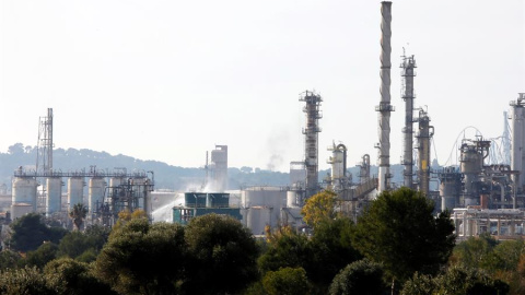 Imagen del polígono y alrededores donde se ubica IQOXE, la empresa química que ayer sufrió una explosión en su complejo industrial de La Canonja (Tarragona) | EFE