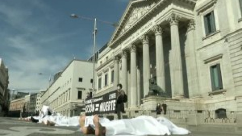 Impactante performance contra el cambio climático en Madrid