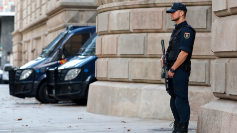 Un agente de la Policía Nacional hace guardia en el exerior del edificio del Tribunal Superior de Justicia de Catalunya (TSJC), en Barcelona. REUTERS/Gonzalo Fuentes