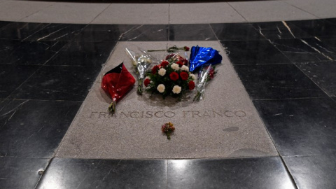 Flores sobre la tumba del dictador Francisco Franco en el Valle de los Caídos. AFP/Óscar del Pozo