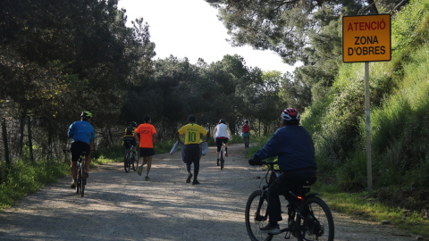 Ciclistes i persones caminant a la carretera de les Aigües, al Parc Natural de Collserola.