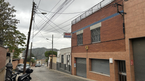 L'únic bar a la zona vella de Torre Baró, tancat fa un parell d'anys aproximadament.