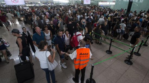 Cues als controls de seguretat del Prat, el passat diumenge durant les aturades parcials. EFE/Quique García