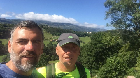 Tomás Alonso junto con su padre durante el Camino de Santiago / PÚBLICO