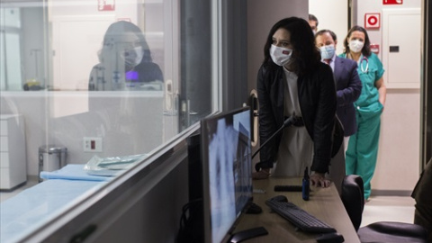 La presidenta de la Comunidad de Madrid, Isabel Díaz Ayuso, observa a una habitación durante su visita al Complejo Hospitalario 12 de Octubre, a 6 de abril de 2021, en Madrid (España). Su visita se ha producido para conocer el desarrollo del proyecto d