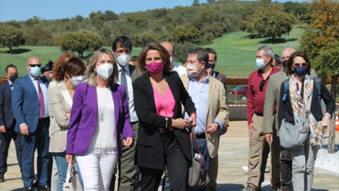 La vicepresidenta cuarta y ministra para la Transición Ecológica y el Reto Demográfico, Teresa Ribera (d), visita el Parque Nacional de Cabañeros, a 6 de abril de 2021,