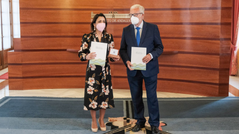 La presidenta del Parlamento, Marta Bosquet, recibe de manos de Jesús Maeztu, Defensor del Pueblo Andaluz, el informe anual de esa Institución correspondiente al año 2020