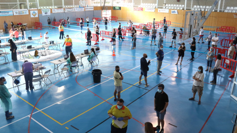 Gent fent cua per participar en el cribratge massiu de Santa Eugènia, a Girona.