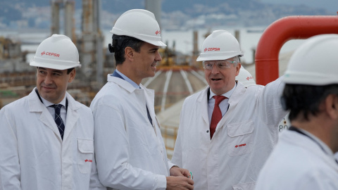 El presidente del Gobierno, Pedro Sánchez, con el presidente de la Junta de Andalucía, Juan Manuel Moreno Bonilla, y el consejero delegado de Cepsa, Maarten Wetselaar, durante la presentación del proyecto de hidrógeno verde en la refinería de San Roq