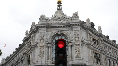 Un semáforo en rojo cerca de la sede del Banco de España en Madrid. E.P./Isabel Infantes.