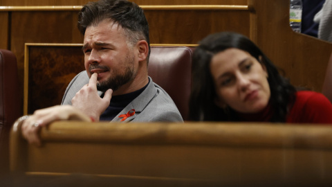 01/12/2022.- El portavoz de ERC en el Congreso Gabriel Rufián (i) durante el pleno celebrado este jueves, en el Congreso de los Diputados en Madrid. EFE/ Javier Lizon