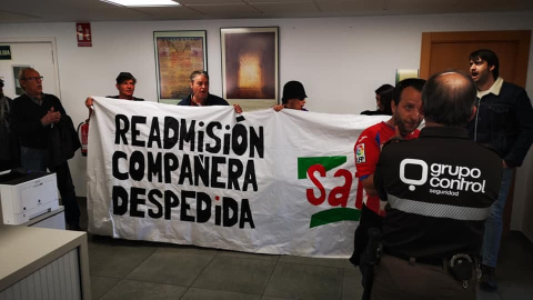 13/09/2024 Protesta por el despido de una trabajadora de la limpieza, por la que han sido denunciados los tres sindicalistas. Foto de archivo.