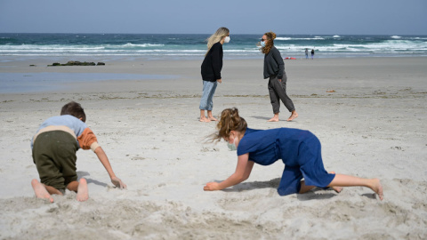 03/04/2021.- Dos niños juegan en la Playa das Salseiras, a 3 de abril de 2021, en el municipio de A Laracha, A Coruña. M. Dylan / Europa Press