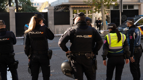 Efectivos de la Policía Nacional en las inmediaciones de la embajada de EEUU en Madrid, a 1 de diciembre de 2022.