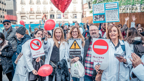 Medicosy pediatras de Atención Primaria se manifiestan entre la Consejería y la sede de la Comunidad