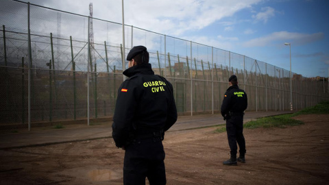 Imagen de archivo de agentes de la Guardia Civil junto a la valla de Melilla.