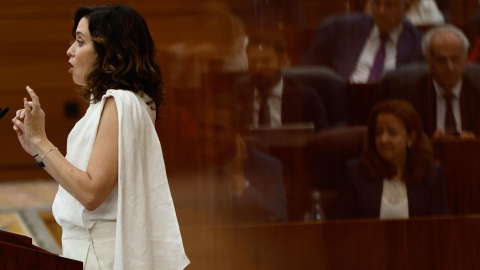 La presidenta de la Comunidad de Madrid, Isabel Díaz Ayuso, interviene durante la segunda jornada del debate del estado de la región celebrada este viernes en la Asamblea de Madrid. EFE/ Sergio Pérez