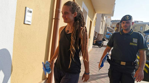 Carola Rackete, capitana del barco Sea Watch, entrando en unas dependencias policiales de la ciudad italiana Lampedusa el pasado 29 de junio de 2019.(GUGLIELMO MANGIAPANE | REUTERS)