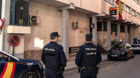 Policías montan guardia a las puertas de la comisaría de Linares, este domingo, un día después de los disturbios registrados que causaron daños materiales muy cuantiosos y que se saldó con 14 detenidos, dos de ellos menores, y 20 policías heridos, 