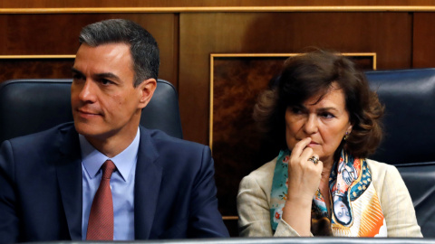 21/5/2019.- El presidente del Gobierno en funciones, Pedro Sánchez (i), y la vicepresidenta del Gobierno en funciones, Carmen Calvo, antes del inicio de la sesión constitutiva de las nuevas Cortes Generales. / EFE - BALLESTEROS