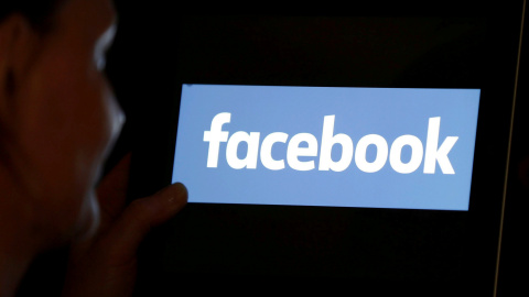 Logo de Facebook en una tableta. REUTERS/Regis Duvignau