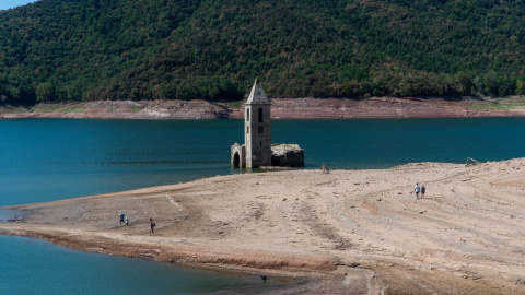 L'església del pantà de Sau, on s'hi pot arribar a peu degut al baix nivell d'aigua.