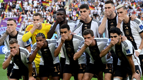 Los jugadores de la selección alemana se cubren la boca mientras posan para la foto del equipo antes del partido de fútbol del Grupo E de la Copa Mundial Qatar 2022 entre Alemania y Japón.