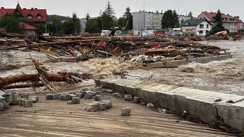 Daños en calles inundadas tras intensas lluvias en Glucholazy, en el suroeste de Polonia, el 15 de septiembre de 2024.