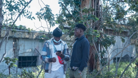 Dos jóvenes en el campamento de Las Raíces, donde conviven personas migrantes, a 7 de abril de 2021, en La Laguna, Tenerife, Gran Canaria.