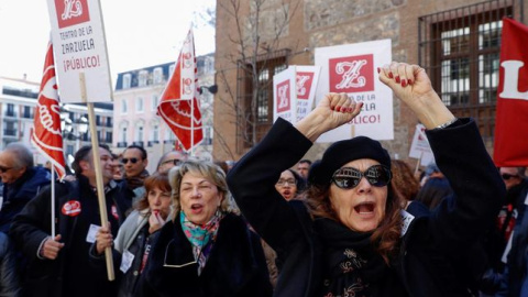 Protesta de los trabajadores del Teatro de la Zarzuela contra la fusión con el Teatro Real. / EFE