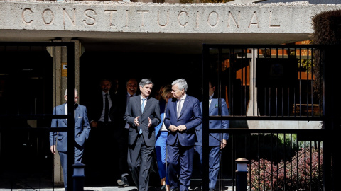 El presidente del Tribunal Constitucional, Pedro González-Trevijano (i), con el comisario europeo de Justicia, Didier Reyners (d), tras su salida del TC, el 30 de septiembre de 2022.