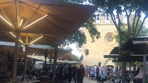 Convidats a la celebració de la boda de Kimbal Musk i Christiana Wyly a la plaça de Sant Martí d'Empúries