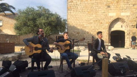 Grup de rumba catalana amenitza la festa davant l'esglèsia de Sant Martí d'Empúries