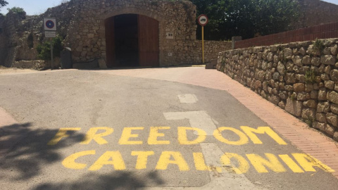 Accés a Sant Martí d'Empúries amb una pintada dels CDR